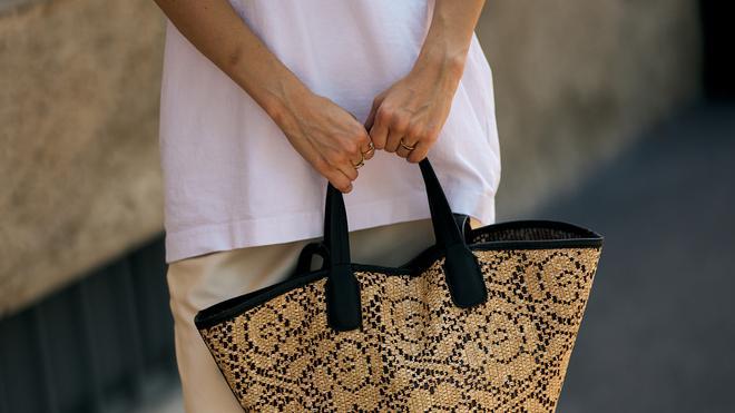 Demain, des files d'attente de plusieurs kilomètres sont attendues au Corte Inglés pour les six plus beaux sacs rustiques en vente chez Bimba y Lola de l'été : polyvalents, dans des tons terreux et avec jusqu'à 50 % de réduction.