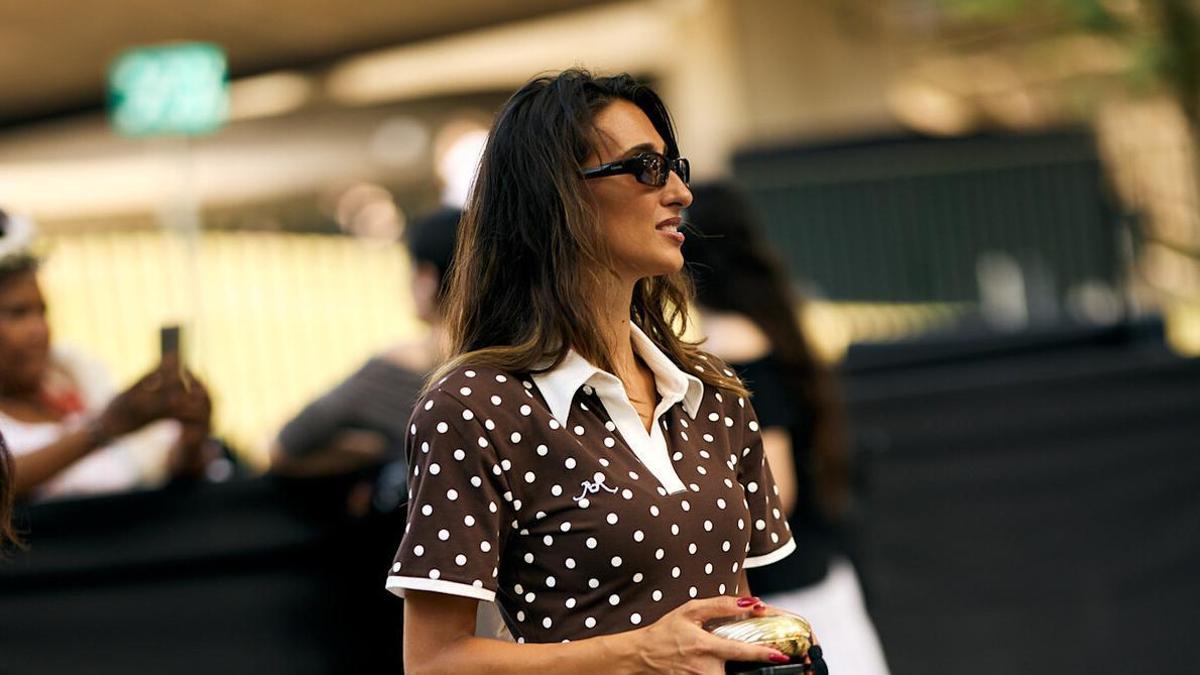 Look de street style con un vestido de lunares que quedan genial con las sandalias de Parfois