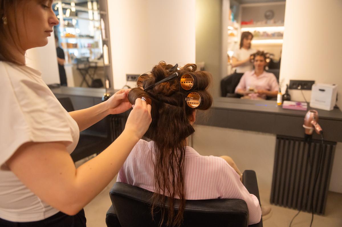 Cheveux avec des bigoudis