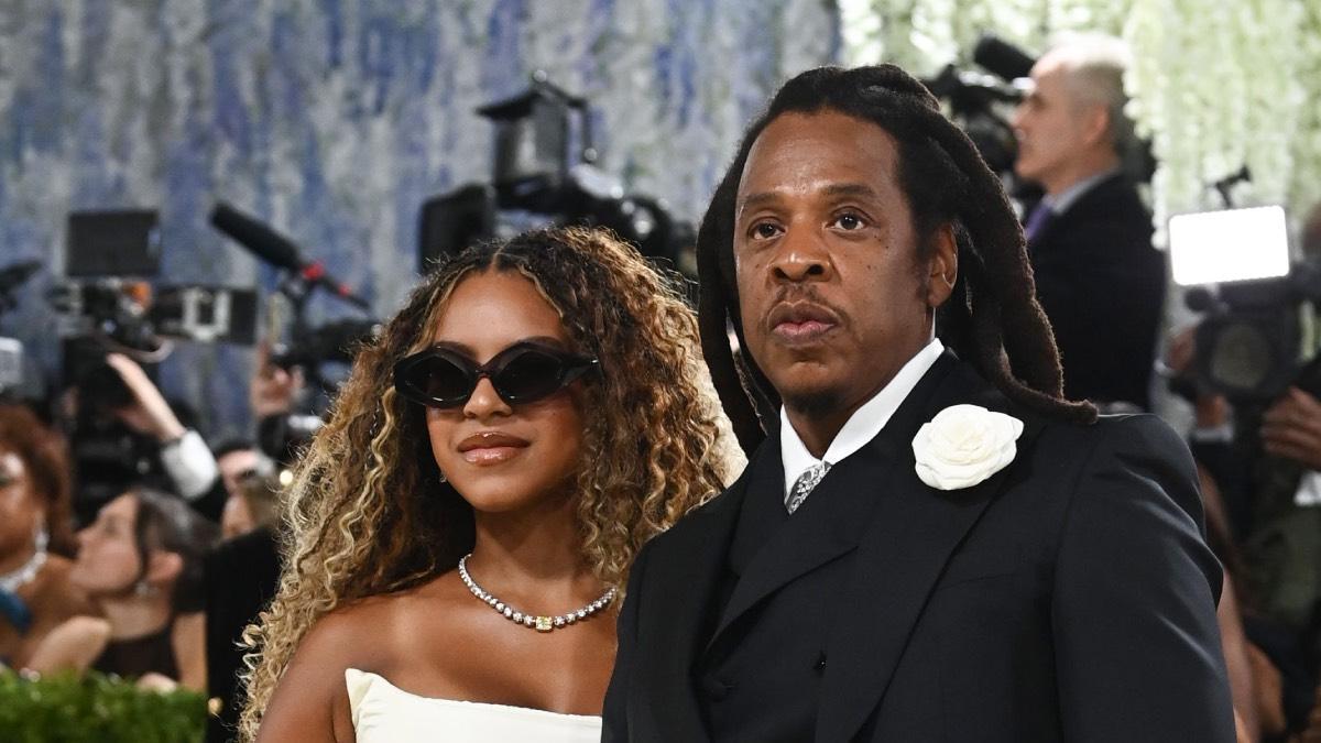 Beyoncé (44 ans) à propos des cheveux de Blue Ivy : "Elle avait environ 5 ans et ne se sentait pas très en confiance. Quand elle l'a dit à son père, cela l'a inspiré à se laisser pousser les cheveux. Nous voulions qu'elle aime chaque centimètre de ses belles boucles"