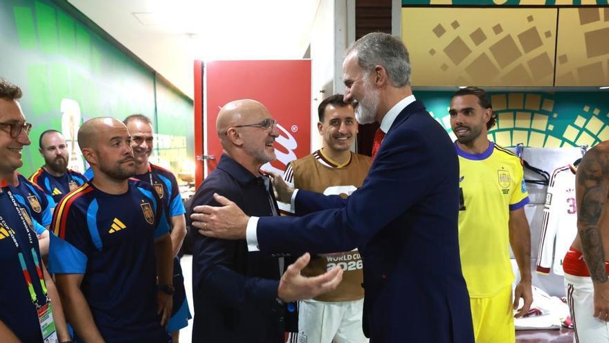 Le roi Felipe VI félicite les joueurs de l'équipe nationale espagnole après leur victoire contre l'Uruguay : 