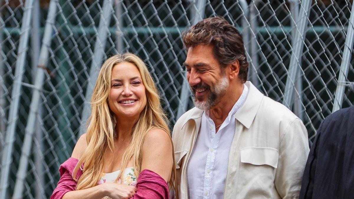 Javier Bardem et Kate Hudson jouent dans le baiser le plus impressionnant du moment à New York : il est déjà viral dans le monde entier
