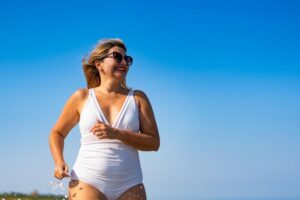 3 marques de maillots de bain gainants et réducteurs pour s'afficher à la plage et à la piscine sans complexes