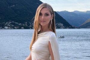 9 maxi boucles d'oreilles colorées pour l'été et élèvent les looks d'été à un autre niveau