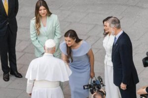 Adieu le deuil, la princesse Leonor éblouit avec une robe midi mauve lors de la messe du pape Léon XIV : décolleté bateau, boucles d'oreilles en or blanc et chaussures Carolina Herrera
