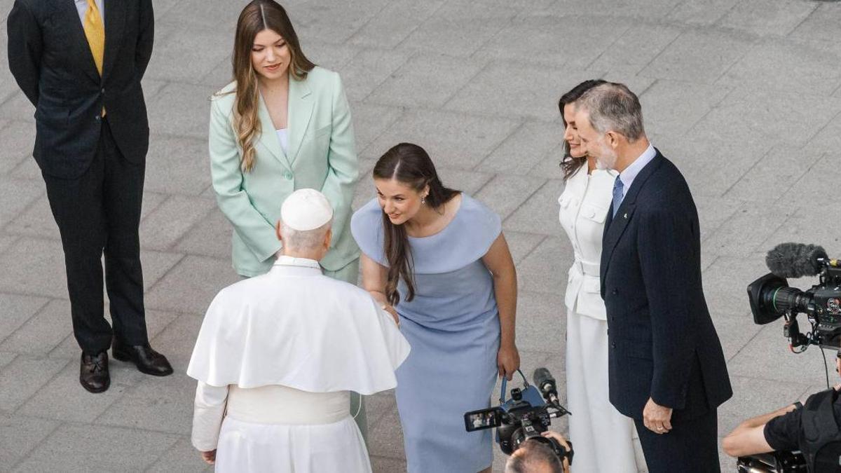 La princesa Leonor apuesta por un vestido midi color malva con escote barco, pendientes de oro blanco y zapatos de Carolina Herrera