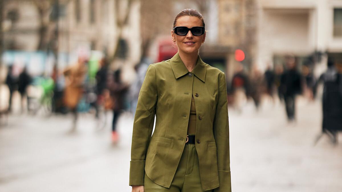 Un look monocromático combinado con unos zapatos de tacón cómodo
