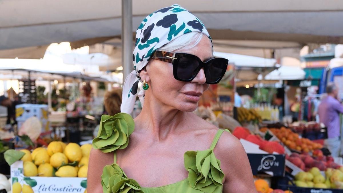 La influencer Grece Ghanen con un vestido verde lima