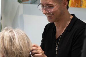 Alex Sestelo, coiffeur : « Pour conserver des cheveux gris en bonne santé, l'idéal est d'associer deux types de shampoing, un shampoing aux pigments violets ou bleutés et une autre crème hydratante »