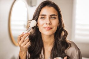 Ana Yáñez, maquilleuse : « Le problème n'est pas l'utilisation de la poudre de maquillage après 50 ans, mais la quantité que l'on applique »
