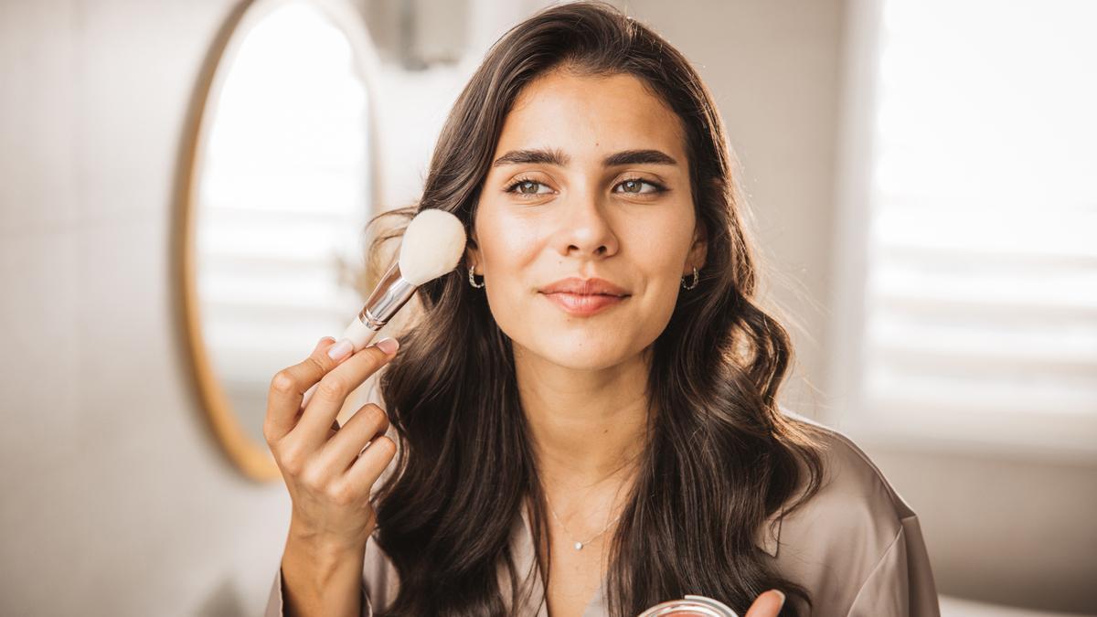Después de los 50, los expertos recomiendan sellar solo las zonas necesarias para mantener un acabado natural.