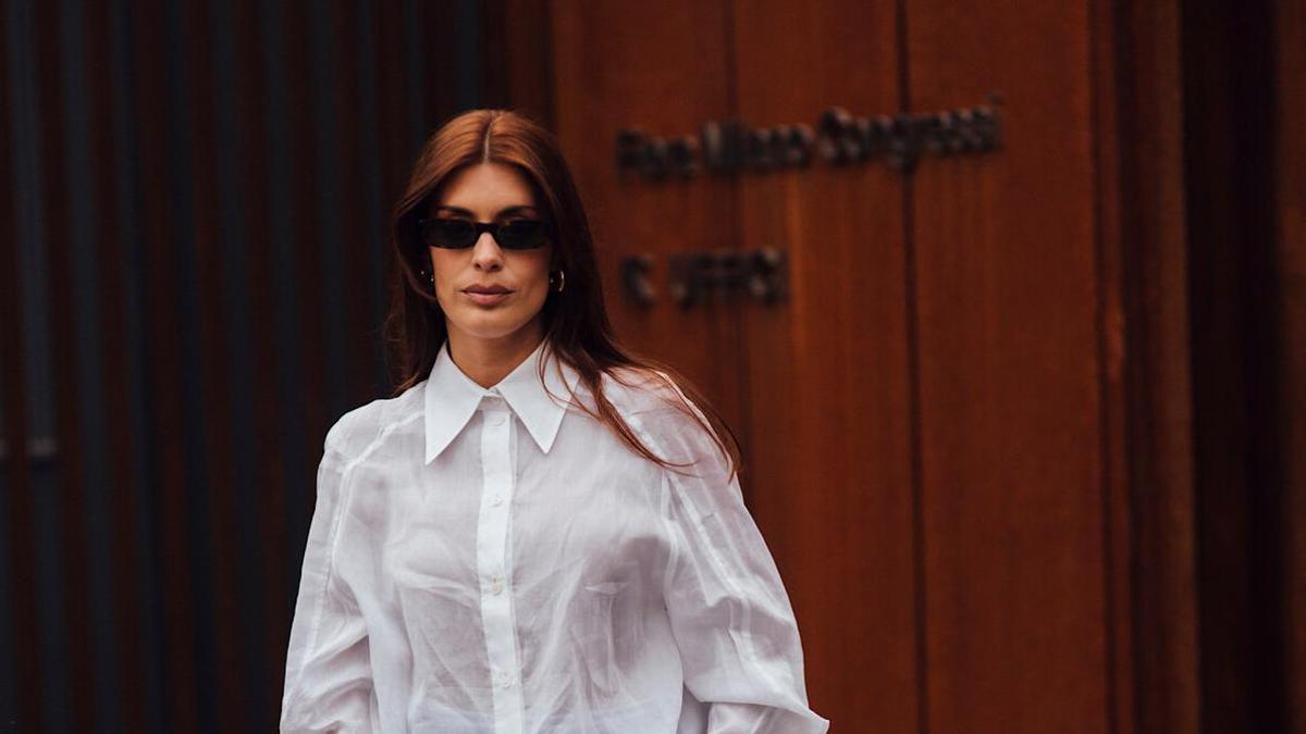 La influencer Dulceida con unos pantalones de rayas combinados con una camisa oversize
