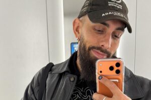 Borja Iglesias (33 ans) : « Je peins mes ongles, parce que c'est une façon de sensibiliser et de lutter contre le racisme depuis mon poste. En plus, je dois admettre que je les aime bien »
