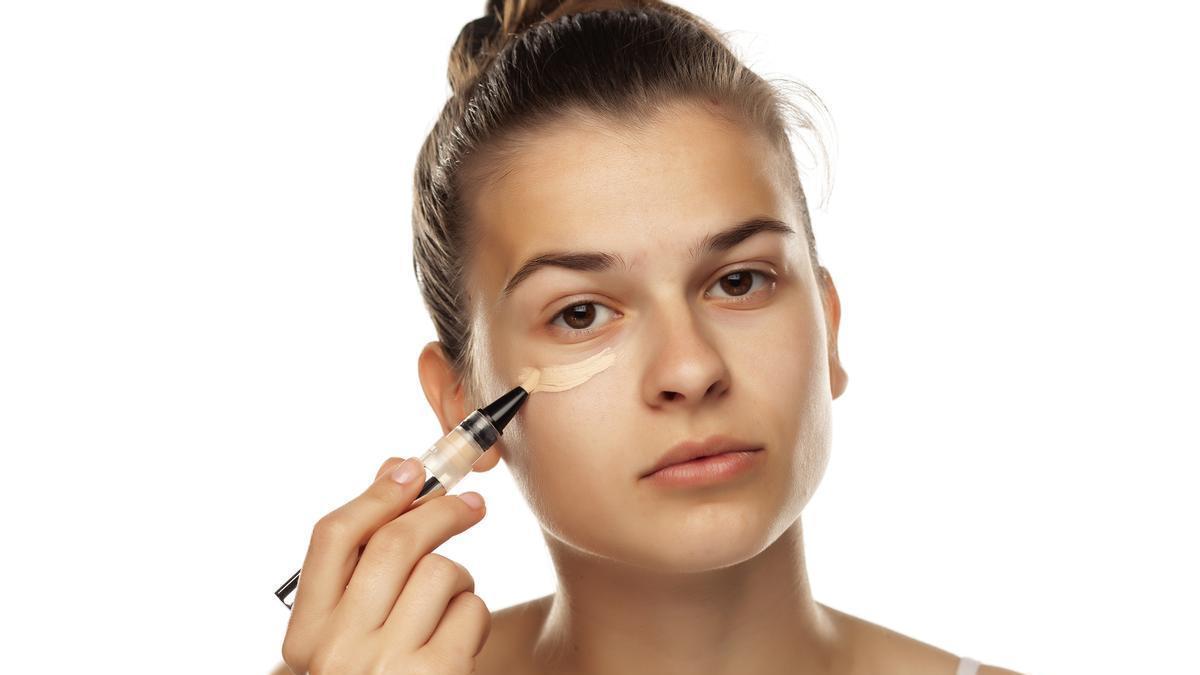 Este es el mejor corrector de ojeras que he encontrado: es de Kosas, está disponible en 38 colores y hace magia