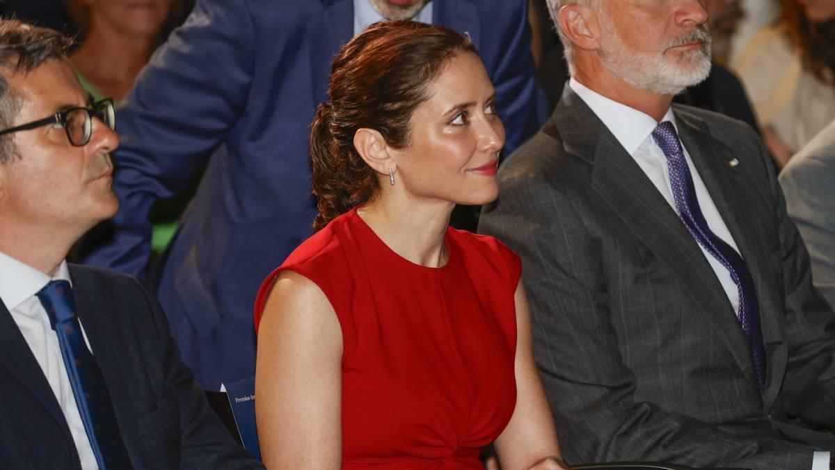 El maquillaje bronceado y luminoso de Isabel Díaz Ayuso