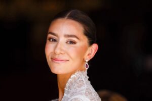 Certificat honorifique pour la robe de mariée de l'aristocrate Amanda Lange : détails de dentelle, semi-transparents et dessins floraux sous une marque espagnole