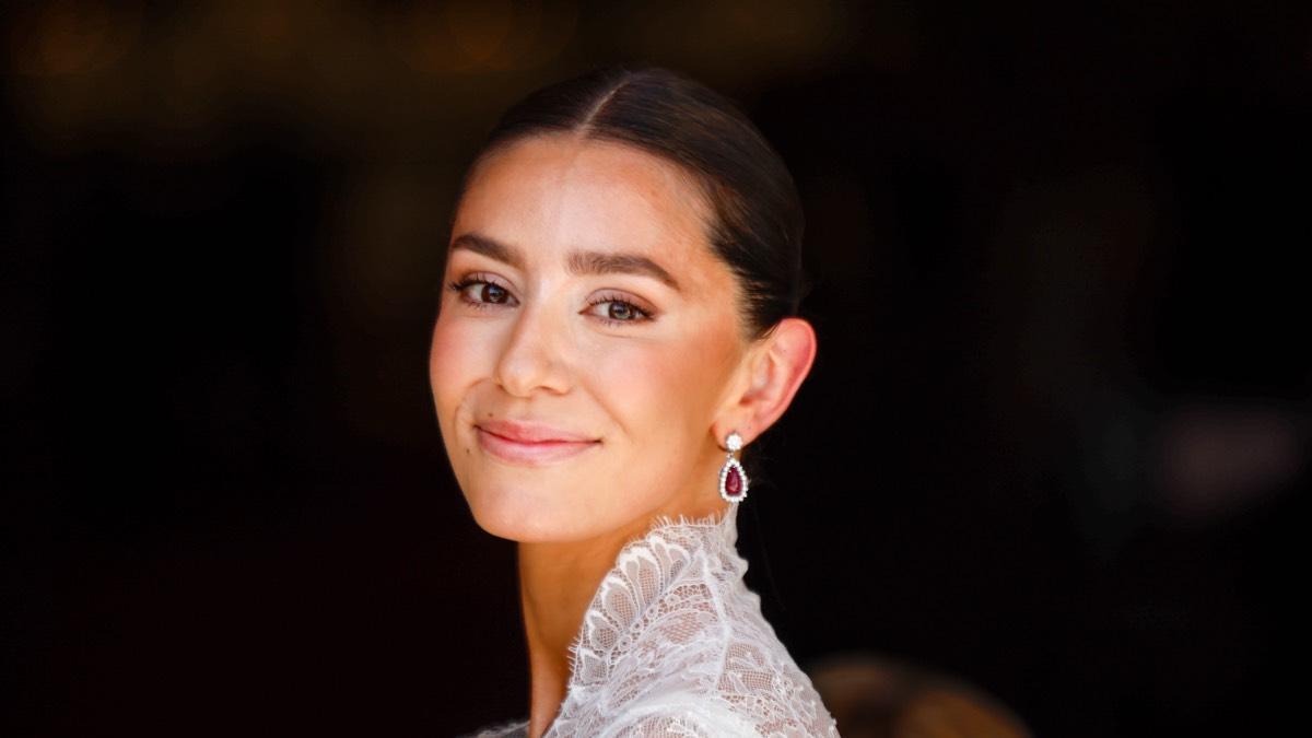 El vestido de novia de la aristócrata Amanda Lange es de firma española: detalles de encaje, semitransparencias y dibujos florales