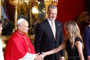 Certificat honorifique pour le look de Yolanda Díaz lors de la réception du pape Léon XIV : une robe en dentelle, une ceinture métallique et un clin d'œil au protocole