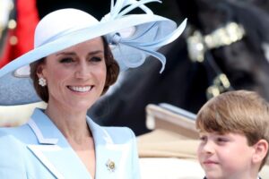 Certificat honorifique pour le style de Kate Middleton à Trooping the Color 2026 : bleu ciel, revers bordés de blanc et une autre coiffe emblématique
