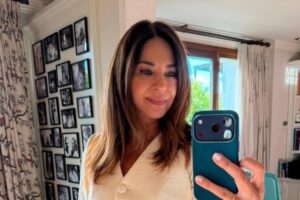 Certificat honorifique pour les trois looks invités de Mariló Montero : marque espagnole, imprimés colorés et tissus idéaux pour l'été