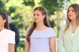 Coiffure de la princesse Léonor à la messe du pape Léon XIV : « Elle porte une tresse latérale en forme de nœud, avec une finition très soignée et une douce ondulation naturelle », disent les experts