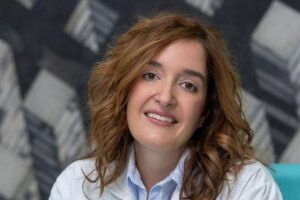 Cristina de Hoyos, trichologue et dermatologue : « Protéger les cheveux du soleil, les garder hydratés et adapter le lavage sont des gestes simples qui font la différence »