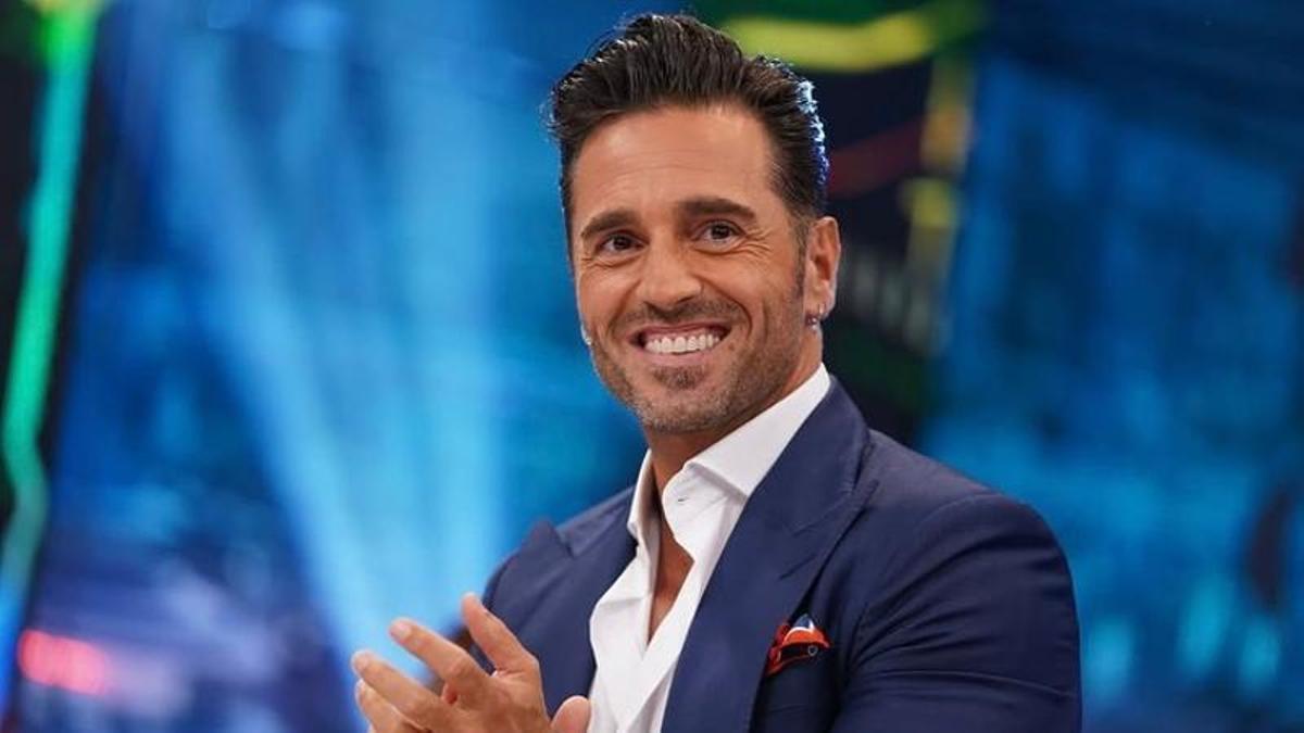 David Bustamante (44 años): "Me levanto entre las 5:00 y las 6:00 de la mañana, salgo a caminar en ayunas cada mañana durante al menos una hora y después desayuno tres huevos revueltos con aguacate y jamón con pan de espelta con tomate, y frutos rojos"