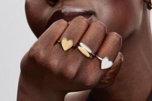 De longues files d'attente chez Pandora pour leurs bagues personnalisées, des pièces avec la touche définitive pour transformer n'importe quel look et même pour offrir comme cadeau de « fiançailles ».