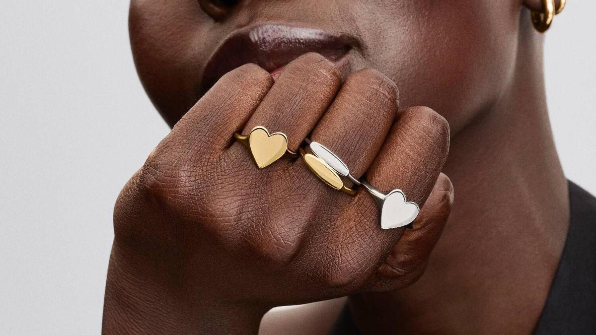 Colas kilométricas en Pandora por sus anillos personalizados, piezas con el toque definitivo para transformar cualquier look