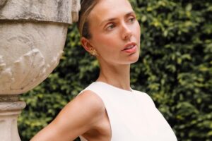 De longues files d'attente chez Zara pour des robes blanches aux airs d'Ibiza qui se combinent avec des espadrilles et sont les préférées des filles chics de Madrid.