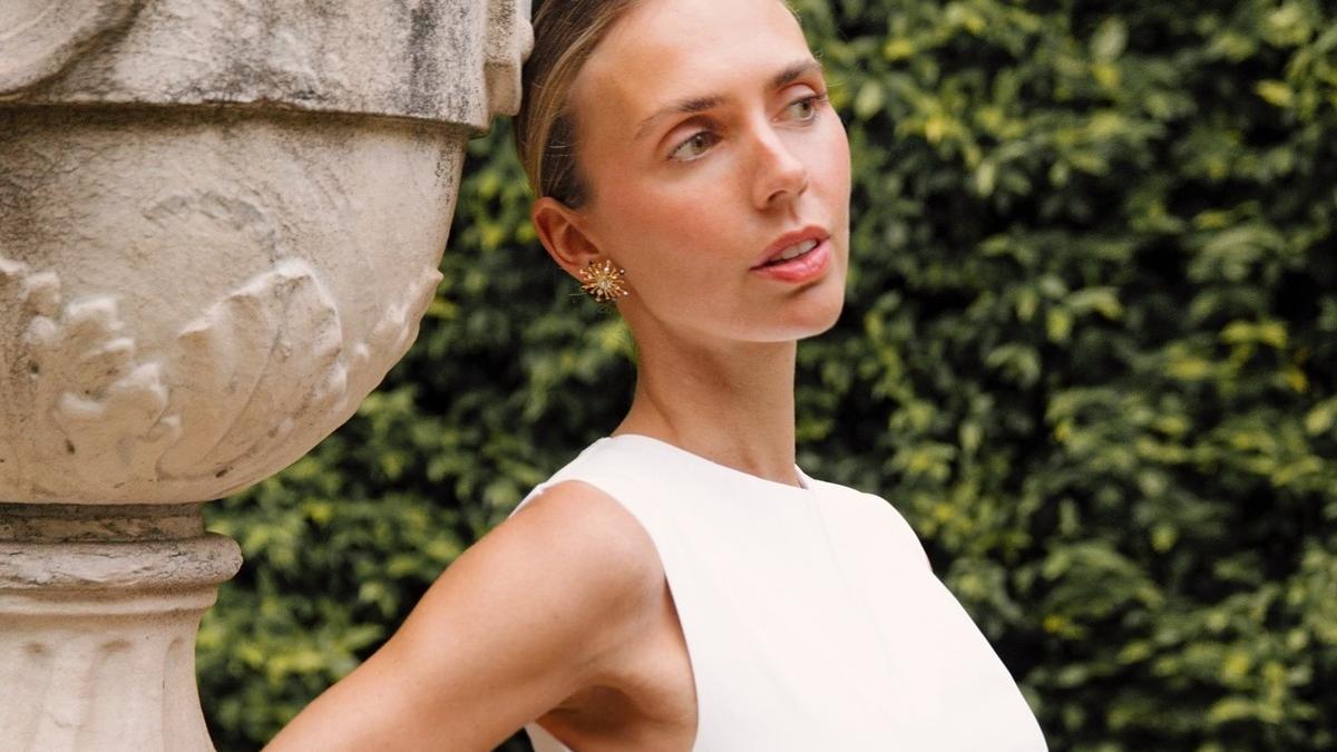La influencer Lucia Barcena con un vestido blanco ibicenco