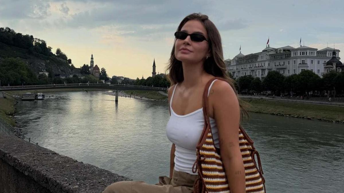 La influencer Laura Escanes con un look deportivo que hace match con las sandalias de Decathlon