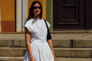 Demain, de longues files d'attente sont attendues à Sfera pour obtenir les robes blanches de style Ibiza qui ne peuvent pas manquer dans votre valise de vacances.