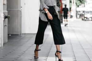Des pantalons cool à porter tout l'été et qui font la différence dans un look : 5 modèles confortables et élégants, à la coupe fluide et au look décontracté