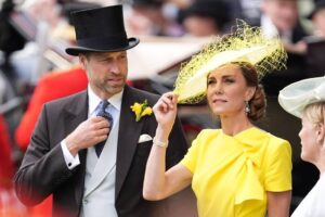 Du jaune vif de Kate au rose layette de Carole : les Middleton conquièrent Ascot avec leur look