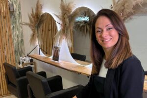 Elisabeth Torres, coiffeuse : « La coupe de cheveux qui convient le mieux aux personnes de plus de 50 ans est le « carré long » à hauteur de la clavicule avec des dégradés doux et du mouvement autour du visage. C'est une coupe polyvalente, élégante et très flatteuse.