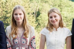 Elisabeth et Eléonore de Belgique, deux princesses et deux styles : du 'tout blanc' d'héritière impeccable à la robe d'été bohème