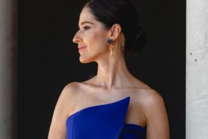 Elle a l'air luxueuse, mais elle vient de Mango : la plus belle robe d'invité de 2026 coûte moins de 30 euros et se marie très bien avec des talons argentés
