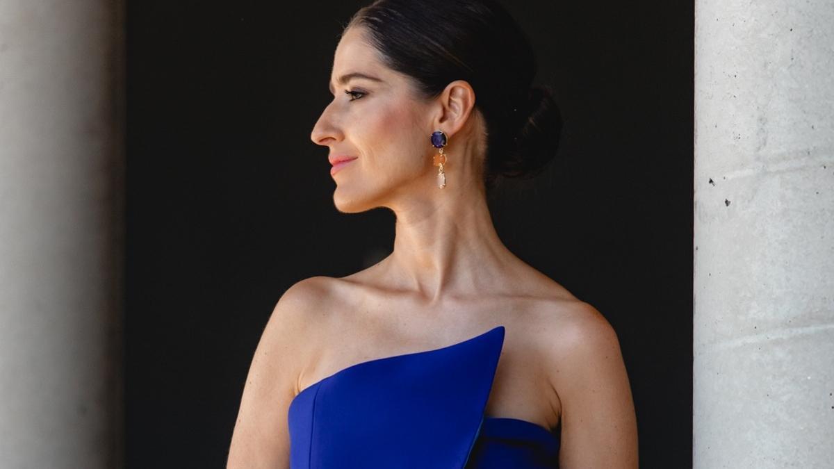 La influencer Sandra Majada con un look de invitada en azul con complementos naranjas
