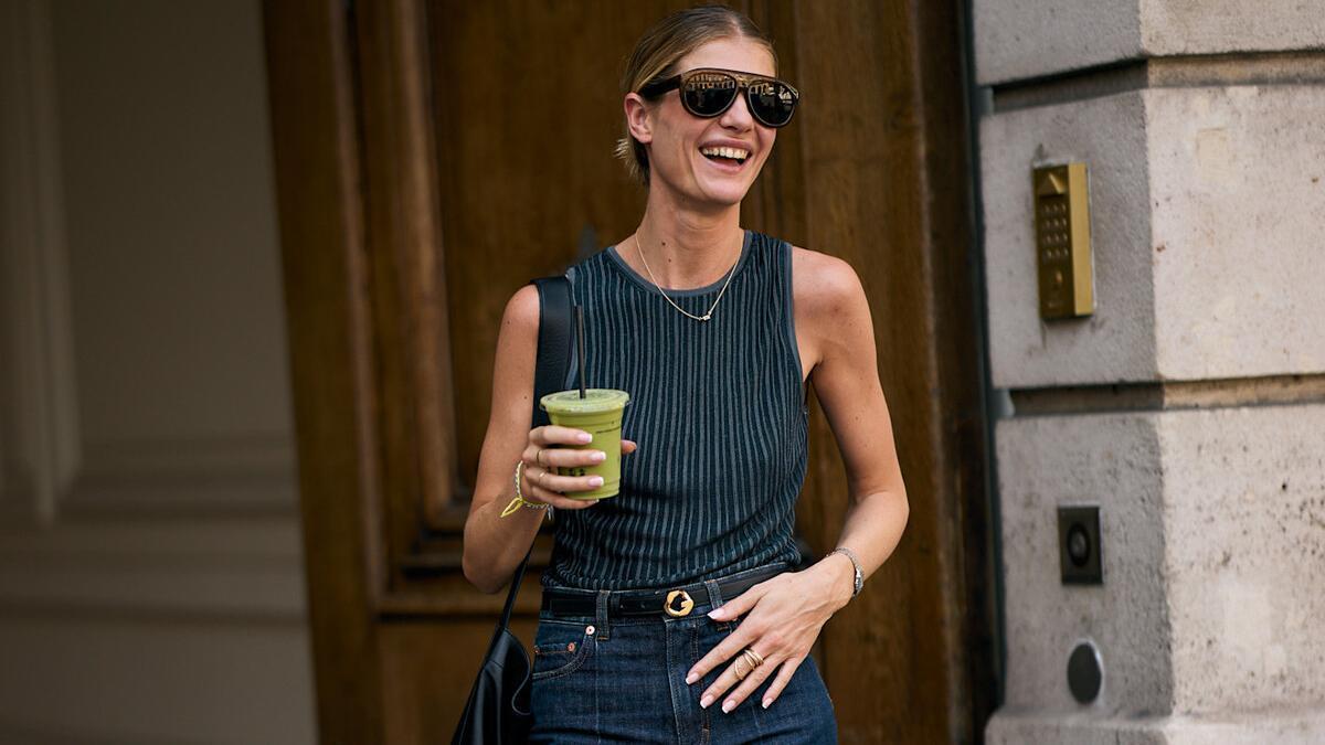 Look de street style con top y bermudas vaqueras