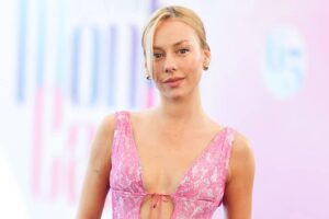Ester Expósito et Charlène de Monaco sont d'accord : le chignon bas avec des mèches lâches est la coiffure d'été la plus confortable et la plus flatteuse
