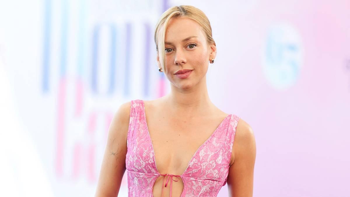 Ester Expósito conquista Mónaco con su look rosa