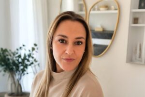 Eva Saralegui, dermatologue : « Ce sont les 5 recommandations pour éviter que la partie médiane de vos cheveux ne brûle. Et il est recommandé de se rincer la tête à l'eau douce dès que possible, car le sel et le chlore peuvent altérer l'équilibre de cette zone et contribuer à sa sécheresse, irritation ou desquamation »