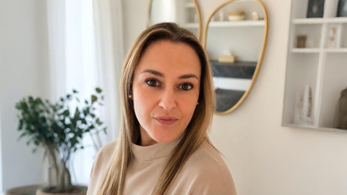 Eva Saralegui, dermatóloga: "Estas son las 5 recomendaciones para evitar que se queme la raya al medio del pelo. Se recomienda aclarar la cabeza con agua dulce lo antes posible, ya que tanto la sal como el cloro pueden alterar el equilibrio de esta zona y contribuir a su sequedad, irritación o descamación"