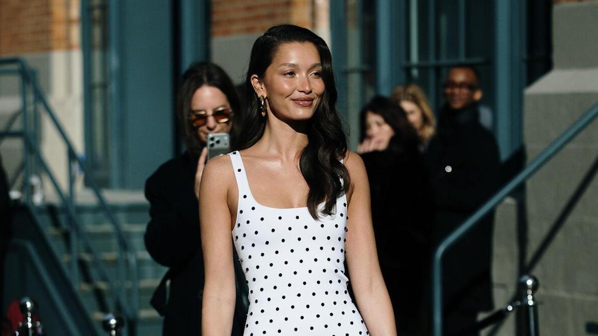 Vestido de lunares midi en el street style de NY