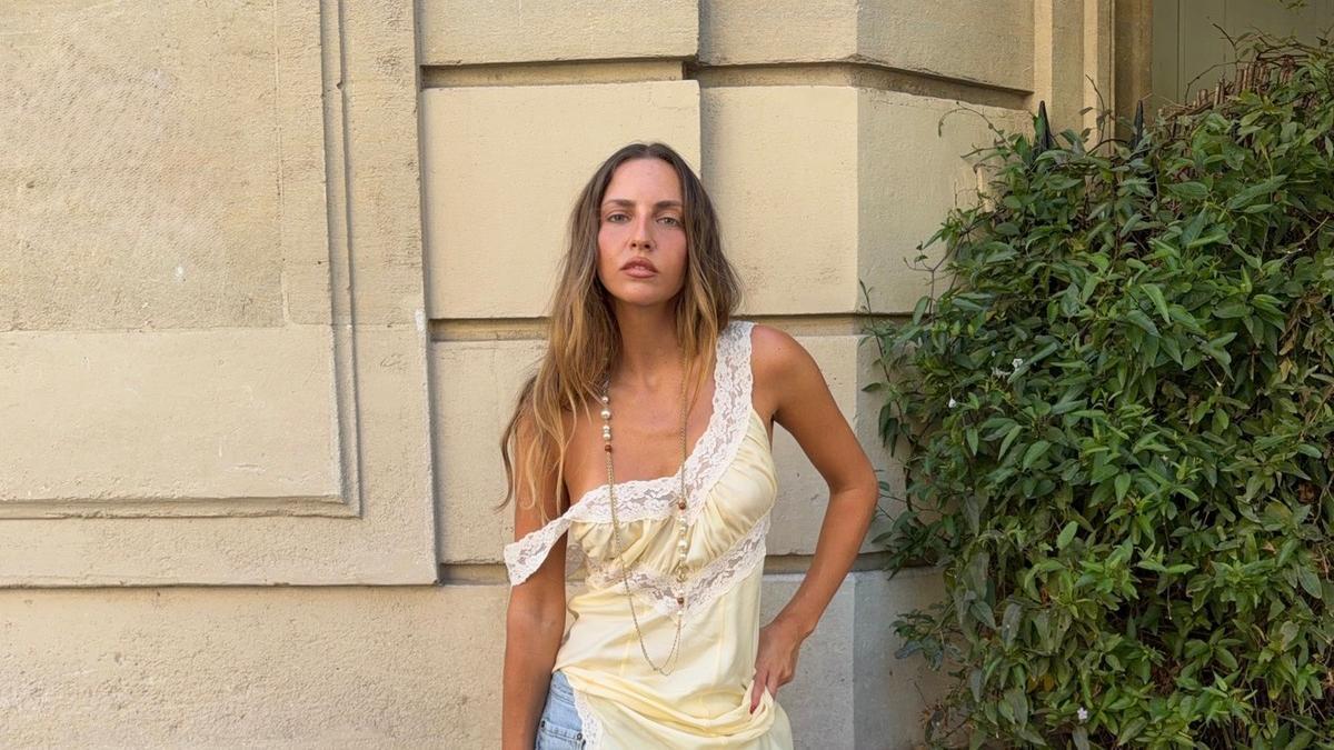 Un look de street style combinado con unas sandalias Havaianas