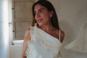 Il a l'air luxueux, mais il est en vente chez Cortefiel : le plus beau sac en raphia vin rouge qui rehausse tous les looks d'été du lundi au dimanche