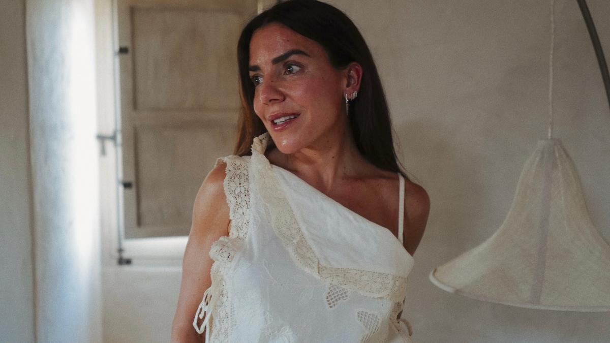 La influencer Paula Ordovás con un look elegante y veraniego