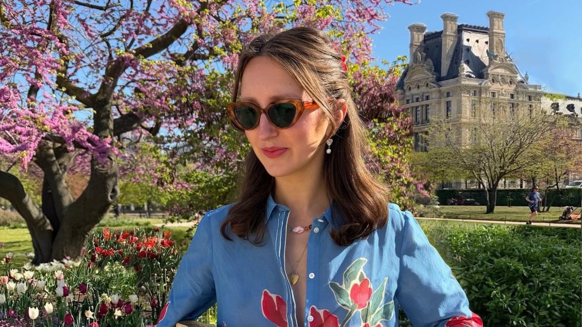 La influencer Marielle Haon con un bolso de rafia en un look de entretiempo