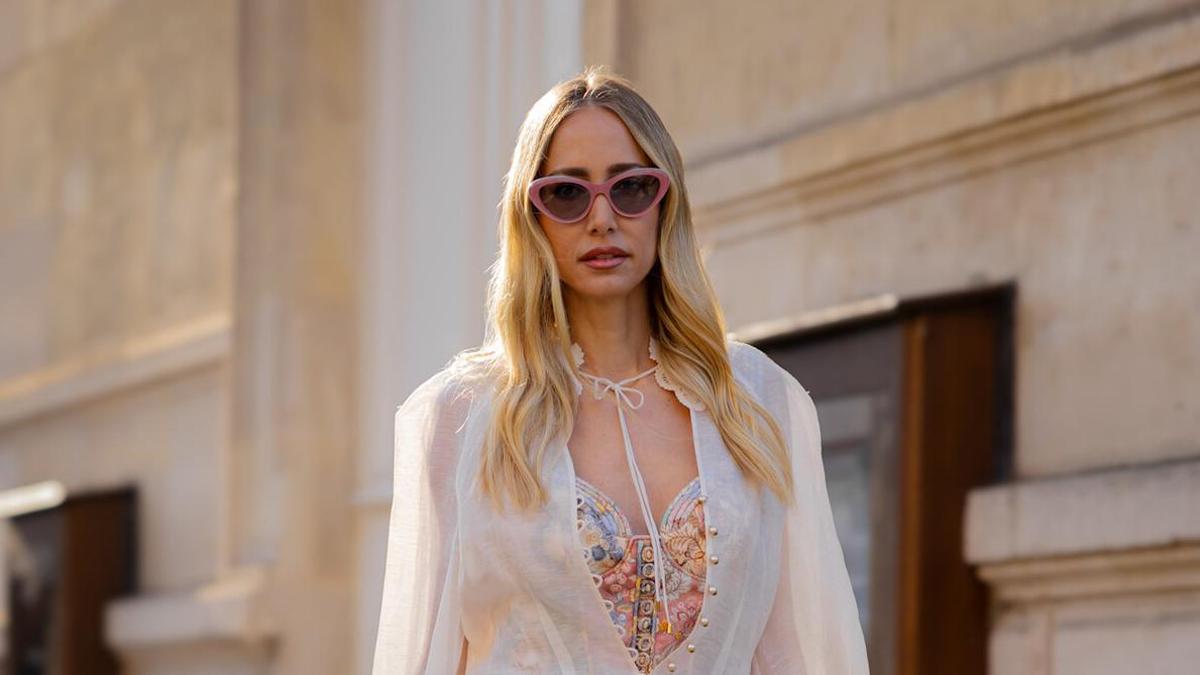 Un look de street style formado por una blusa bohemia y unos vaqueros originales